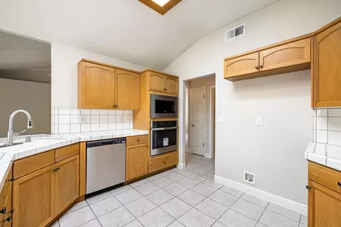Kitchen - 1471 N Terry Ave, Clovis, CA 93619 photo 3 of 5