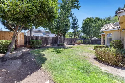 Exterior - 1471 N Terry Ave, Clovis, CA 93619 photo 8 of 9