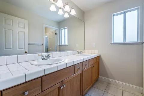 Bath - 1471 N Terry Ave, Clovis, CA 93619 photo 5 of 6