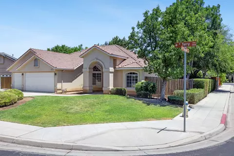Exterior - 1471 N Terry Ave, Clovis, CA 93619 photo 3 of 9