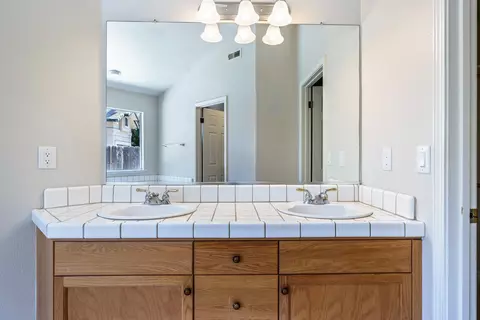 Bath - 1471 N Terry Ave, Clovis, CA 93619 photo 2 of 6