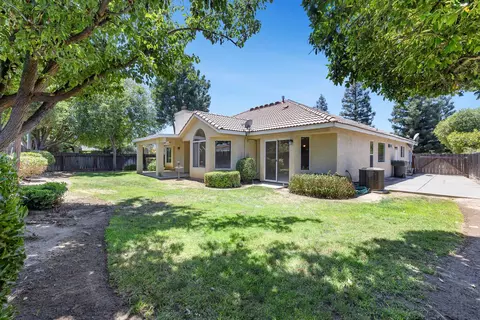 Exterior - 1471 N Terry Ave, Clovis, CA 93619 photo 7 of 9