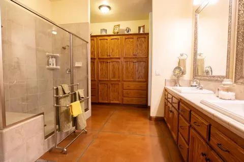 Bath - 1087 Ben Hur, Raymond, CA 93653 photo 4 of 10