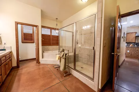 Bath - 1087 Ben Hur, Raymond, CA 93653 photo 1 of 10