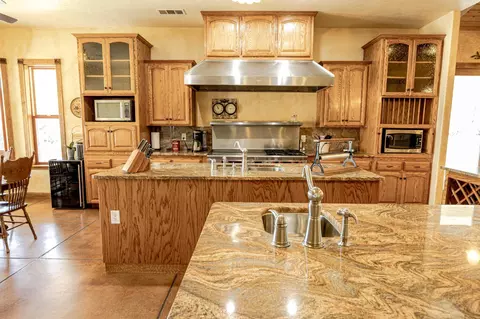 Kitchen - 1087 Ben Hur, Raymond, CA 93653 photo 2 of 7