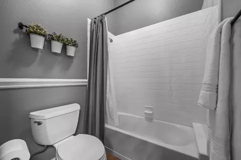 Bath - 3128 Powers Ave, Clovis, CA 93619 photo 8 of 8