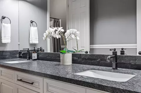 Bath - 3128 Powers Ave, Clovis, CA 93619 photo 7 of 8