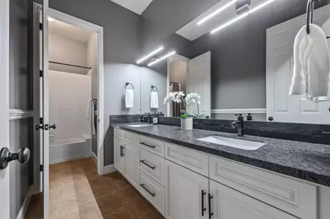 Bath - 3128 Powers Ave, Clovis, CA 93619 photo 6 of 8