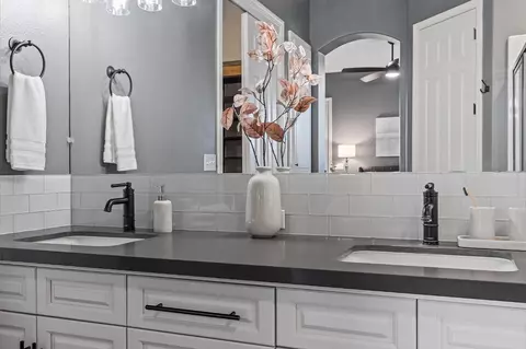Bath - 3128 Powers Ave, Clovis, CA 93619 photo 3 of 8