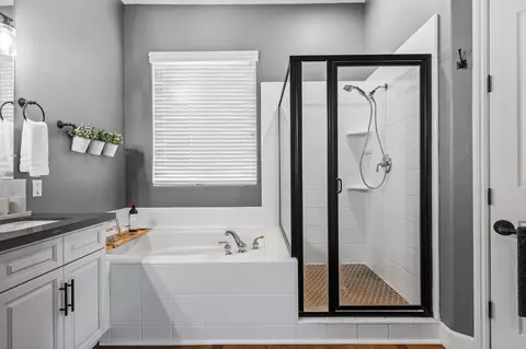 Bath - 3128 Powers Ave, Clovis, CA 93619 photo 2 of 8