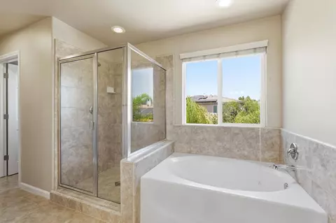 Bath - 3609 Flint Ave, Clovis, CA 93619 photo 3 of 3
