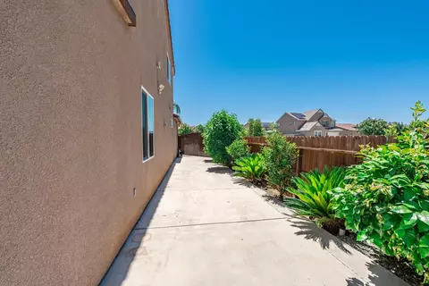 Exterior - 3609 Flint Ave, Clovis, CA 93619 photo 4 of 7