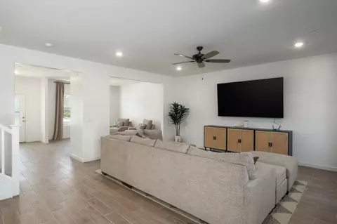 Entry Way - 452 University Dr, Lemoore, CA 93245 photo 5 of 8