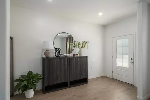 Entry Way - 452 University Dr, Lemoore, CA 93245 photo 2 of 8