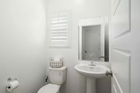 Entry Way - 452 University Dr, Lemoore, CA 93245 photo 7 of 8