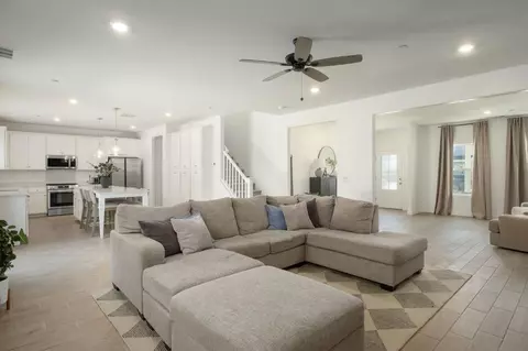Entry Way - 452 University Dr, Lemoore, CA 93245 photo 4 of 8