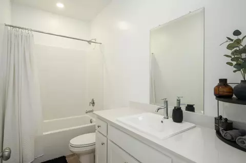 Bath - 452 University Dr, Lemoore, CA 93245 photo 3 of 3