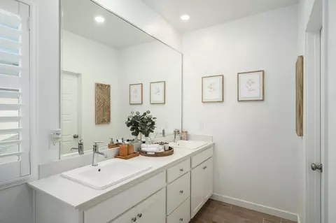 Bath - 452 University Dr, Lemoore, CA 93245 photo 2 of 3