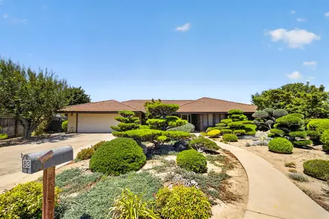 Exterior - 83 2nd St, Clovis, CA 93612 photo 4 of 11