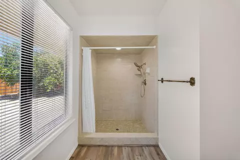 Bath - 83 2nd St, Clovis, CA 93612 photo 2 of 4