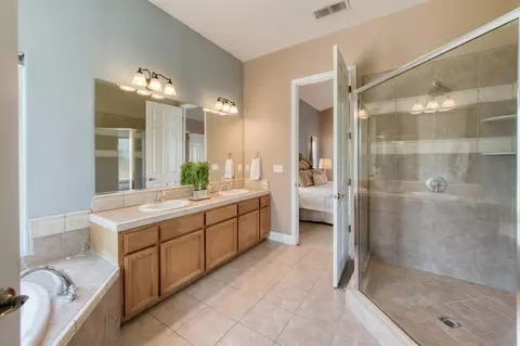 Bath - 2665 Cypress Ave, Clovis, CA 93611 photo 2 of 3