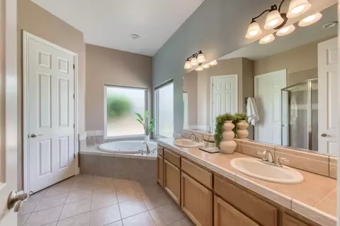 Bath - 2665 Cypress Ave, Clovis, CA 93611 photo 1 of 3