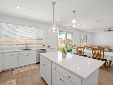 Kitchen - 4086 Sagebrush Rd, Madera, CA 93636 photo 5 of 6