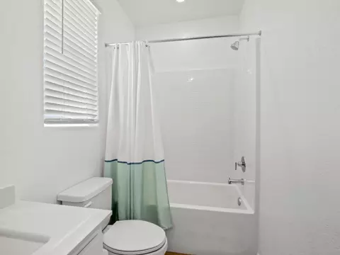 Bath - 4086 Sagebrush Rd, Madera, CA 93636 photo 2 of 6