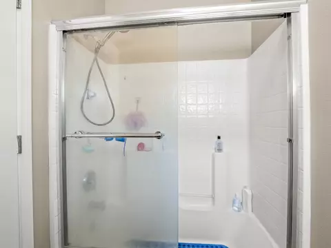Bath - 2686 Robinwood Ave, Clovis, CA 93611 photo 4 of 7