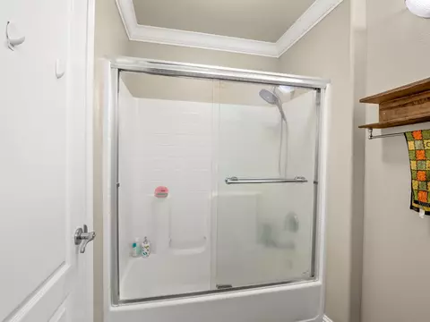 Bath - 2686 Robinwood Ave, Clovis, CA 93611 photo 2 of 7