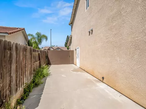 Exterior - 2686 Robinwood Ave, Clovis, CA 93611 photo 3 of 6