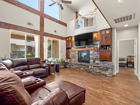 Living - 2686 Robinwood Ave, Clovis, CA 93611 photo 2 of 3