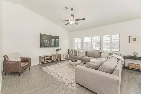 Living - 6068 E Laurel Ave, Fresno, CA 93727 photo 1 of 3