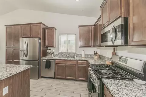 Kitchen - 6068 E Laurel Ave, Fresno, CA 93727 photo 4 of 6