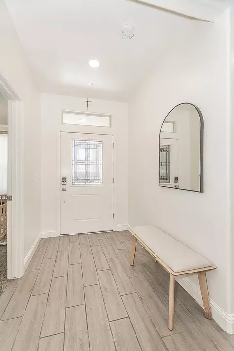 Entry Way - 6068 E Laurel Ave, Fresno, CA 93727 photo 1 of 1