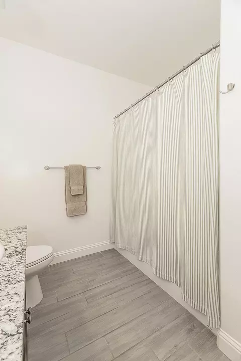 Bath - 6068 E Laurel Ave, Fresno, CA 93727 photo 3 of 3