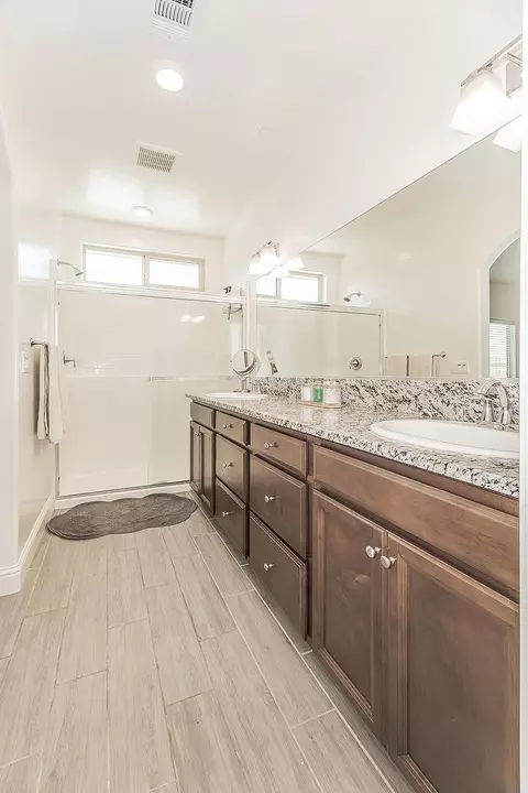 Bath - 6068 E Laurel Ave, Fresno, CA 93727 photo 1 of 3