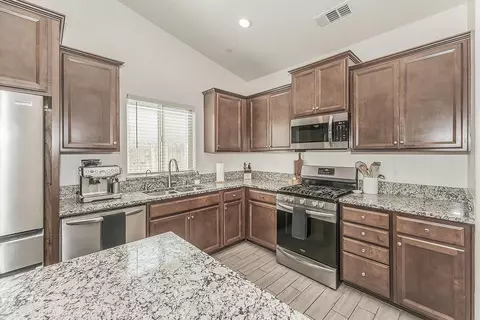Kitchen - 6068 E Laurel Ave, Fresno, CA 93727 photo 5 of 6
