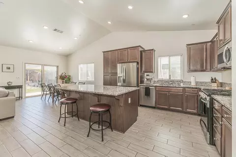 Kitchen - 6068 E Laurel Ave, Fresno, CA 93727 photo 3 of 6