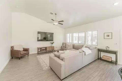 Living - 6068 E Laurel Ave, Fresno, CA 93727 photo 2 of 3