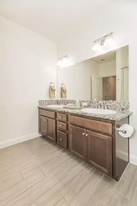 Bath - 6068 E Laurel Ave, Fresno, CA 93727 photo 2 of 3