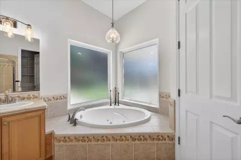 Bath - 103 W Polson Ave, Clovis, CA 93612 photo 2 of 5
