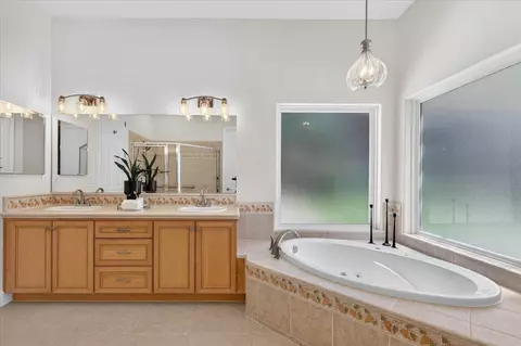 Bath - 103 W Polson Ave, Clovis, CA 93612 photo 3 of 5