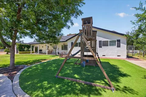 Exterior - 12583 Heather Ln, Clovis, CA 93619 photo 5 of 13