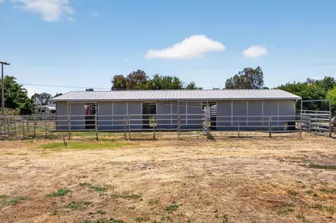 Exterior - 12583 Heather Ln, Clovis, CA 93619 photo 4 of 13