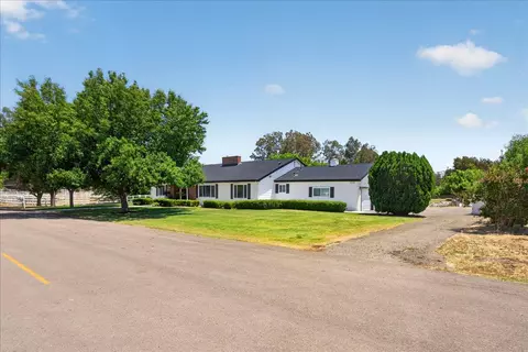 Exterior - 12583 Heather Ln, Clovis, CA 93619 photo 12 of 13