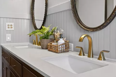 Bath - 12583 Heather Ln, Clovis, CA 93619 photo 2 of 5