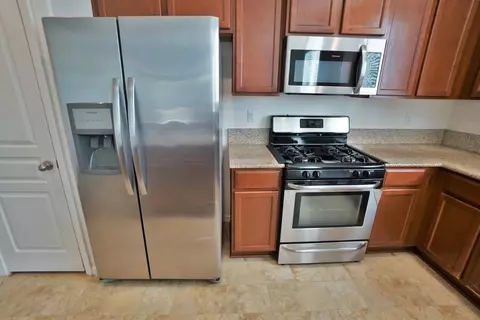 Kitchen - 559 Ivory St, Lemoore, CA 93245 photo 4 of 6
