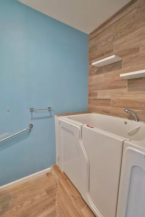 Bath - 559 Ivory St, Lemoore, CA 93245 photo 5 of 9
