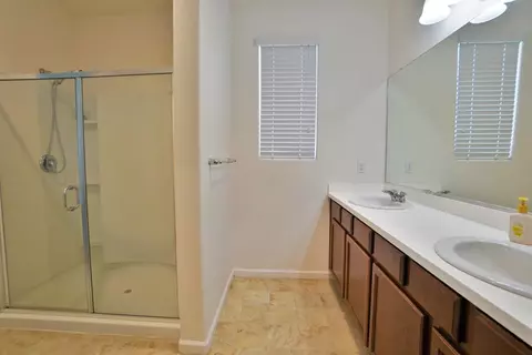 Bath - 559 Ivory St, Lemoore, CA 93245 photo 8 of 9